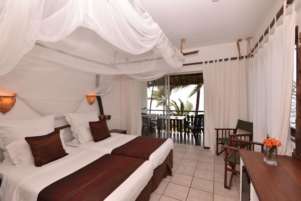 Bahari Beach Hotel Mombasa Exterior foto